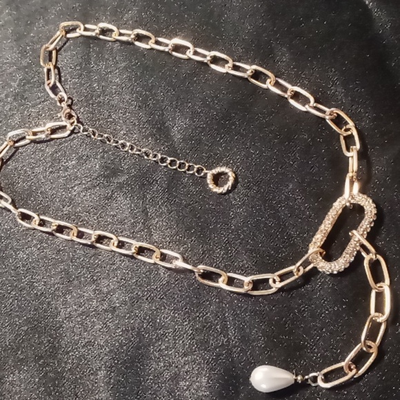 Paper clip chain with rhinestones and a drop pearl. Gold tone /white pearl like - Picture 6 of 9
